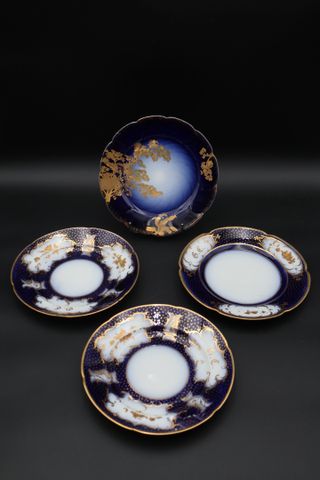 Trois assiettes bleu de four et or mat, une assiette porcelaine P...