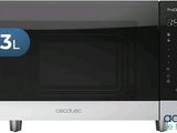 une image d'un four à micro-ondes avec la porte ouverte