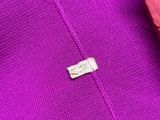 un pull violet avec une petite étiquette blanche dans le dos
