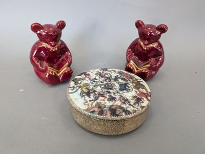 deux figurines assises l'une à côté de l'autre sur une table