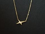 un collier en or orné d'un petit oiseau