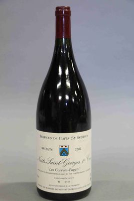 une bouteille de vin posée sur une table