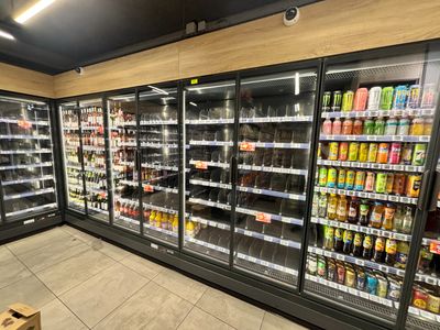 le rayon réfrigéré d'une épicerie rempli de boissons
