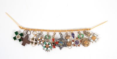 un collier en or auquel sont suspendus plusieurs breloques