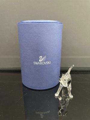 une figurine d'éléphant en argent posée à côté d'une boîte bleue