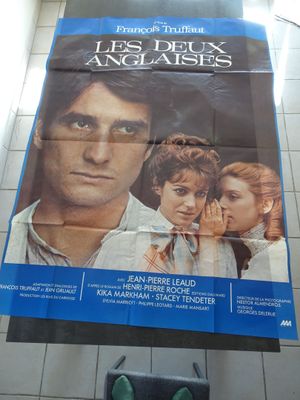 affiche du film « Les Deux Anglaises » sur le mur d'une station de métro