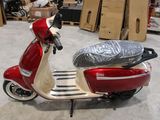 un scooter posé par terre dans une pièce