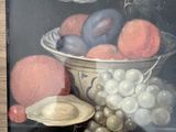 un livre sur lequel figure l'image d'un bol de fruits