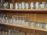 de nombreux verres sur les étagères de la pièce
