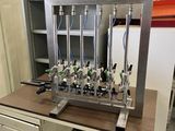 une machine posée sur une table dans une pièce