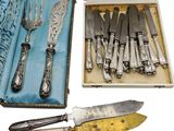 une boîte contenant un service d'argenterie