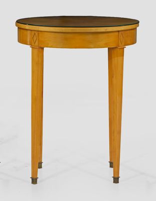 un gros plan d'une table en bois avec un plateau noir