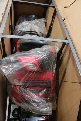 deux valises emballées dans des sacs en plastique