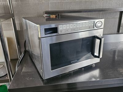 un micro-ondes posé sur un comptoir dans une cuisine