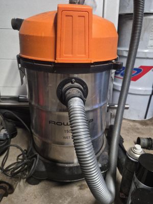 un aspirateur posé sur le sol du garage