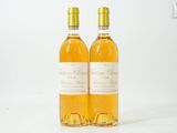 deux bouteilles de vin posées l'une à côté de l'autre sur une table