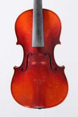 un vieux violon posé sur une surface blanche