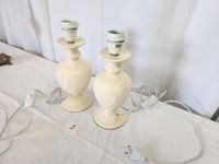 Paire de lampes de chevet en céramique émaillée beige. (photo 2)