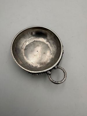 Tastevin en argent uni, anse en serpent enlacé ciselée d'éca…