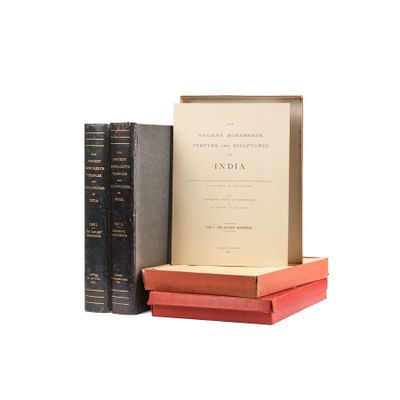 trois livres sont empilés sur une surface blanche