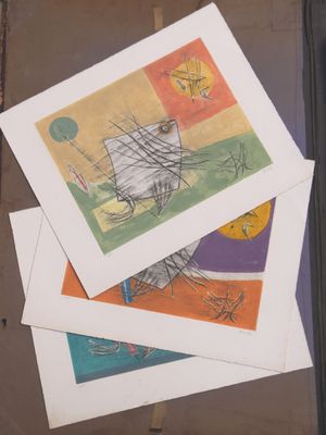 une pile de cartes posée sur une table