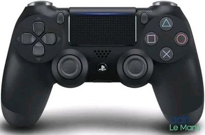 gros plan d'une manette de jeu vidéo sur une surface blanche