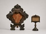 une image représentant un petit miroir et une petite plaque posés sur une surface blanche
