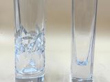 deux verres posés l'un à côté de l'autre sur une table