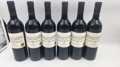 six bouteilles de vin sont alignées sur une table