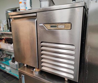 un lave-vaisselle en acier inoxydable dans une cuisine commerciale