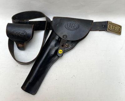 un vieil étui en cuir avec une ceinture en cuir et une ceinture en cuir