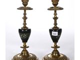 une paire de bougeoirs noirs et dorés