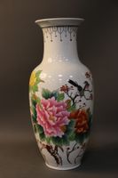 CHINE. Vase balustre en porcelaine à décor d'oiseaux sur un …