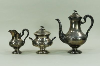 deux théières en argent et une cafetière posées les unes à côté des autres