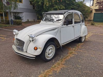 une petite voiture blanche garée sur le bord de la route