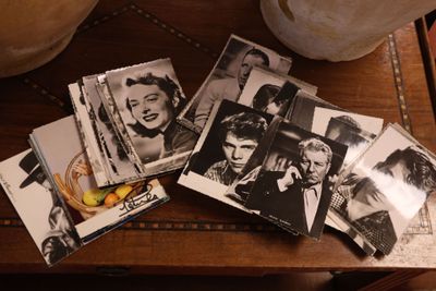 de nombreuses vieilles photos de Marilyn Monroe posées sur une table