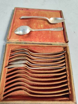 une boîte contenant un ensemble de cuillères