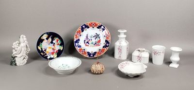 de nombreux objets en porcelaine de toutes sortes exposés sur la table