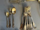 many spoons and spoon spoons are arranged on a table