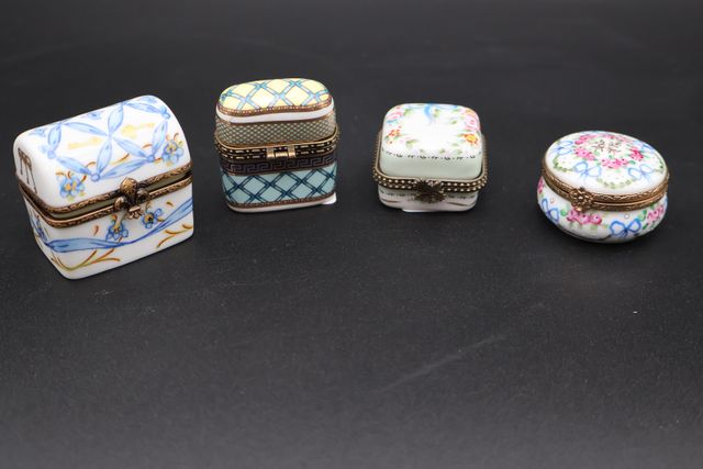 Quatre boîtes en porcelaine 