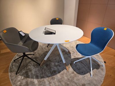 Table de repas blanche"Billund", piètement en chêne, plateau…