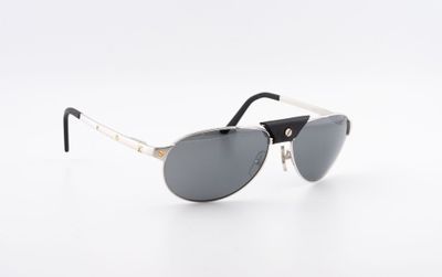 gros plan d'une paire de lunettes de soleil sur une surface blanche
