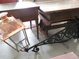 une table sur laquelle se trouve une lampe et une table sur laquelle se trouve une lampe