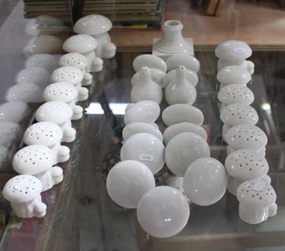 de nombreux objets en céramique blanche exposés dans une vitrine