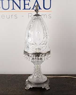 une photo d'une lampe de table surmontée d'un abat-jour en verre