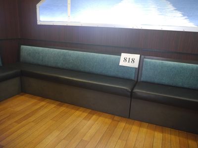 un banc sur lequel est posé un panneau, dans une pièce
