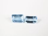 une paire de pierres précieuses de topaze bleue sur un fond blanc