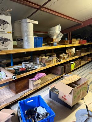 une pièce avec beaucoup de cartons et des cartons sur le sol