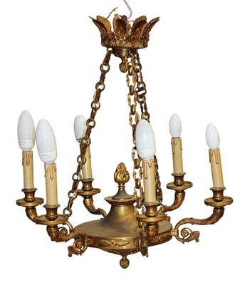 l'image d'un lustre à cinq lumières suspendu au plafond