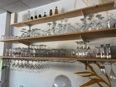 de nombreux verres à vin sur les étagères de la pièce